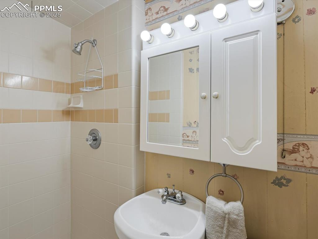 Image 45 of 47: Bathroom