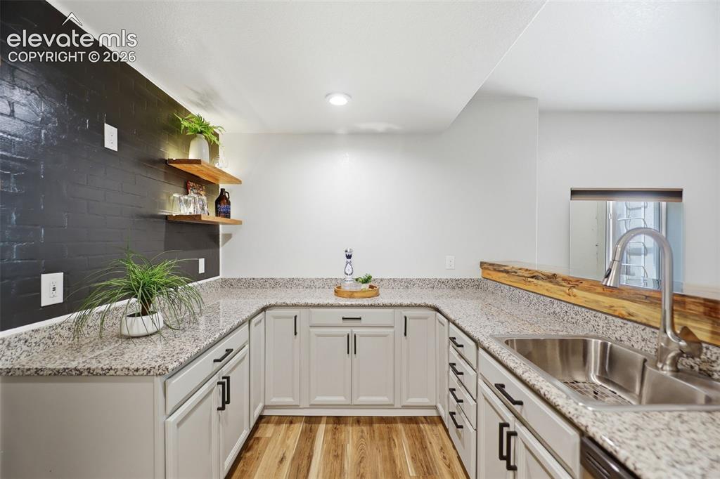 Image 31 of 46: Kitchen