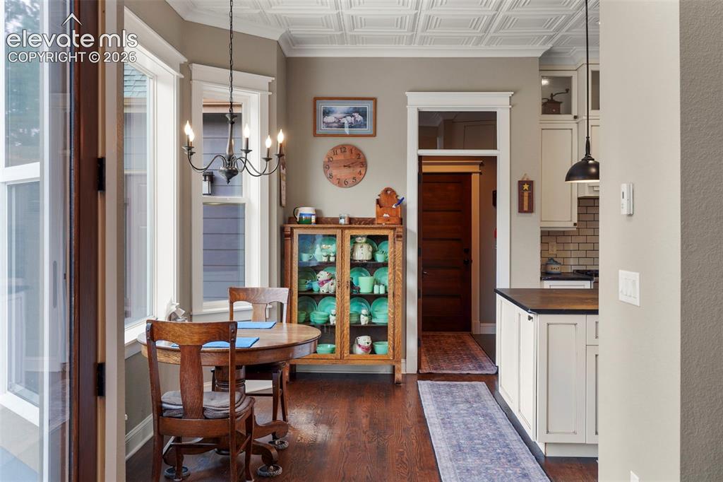 Image 11 of 45: Dining Area