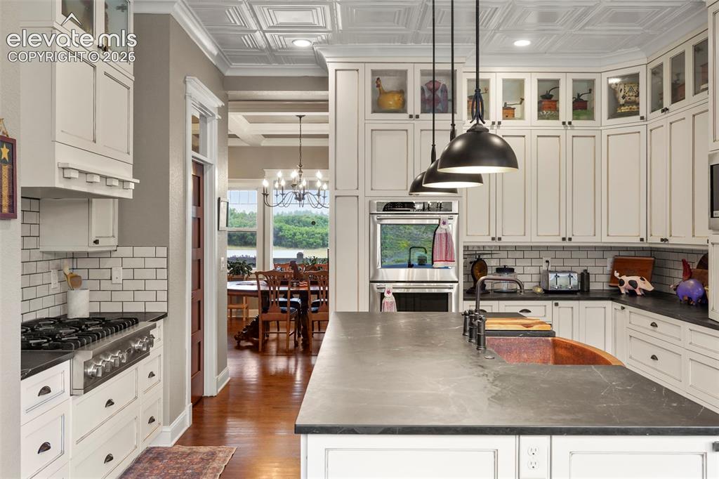 Image 12 of 45: Kitchen