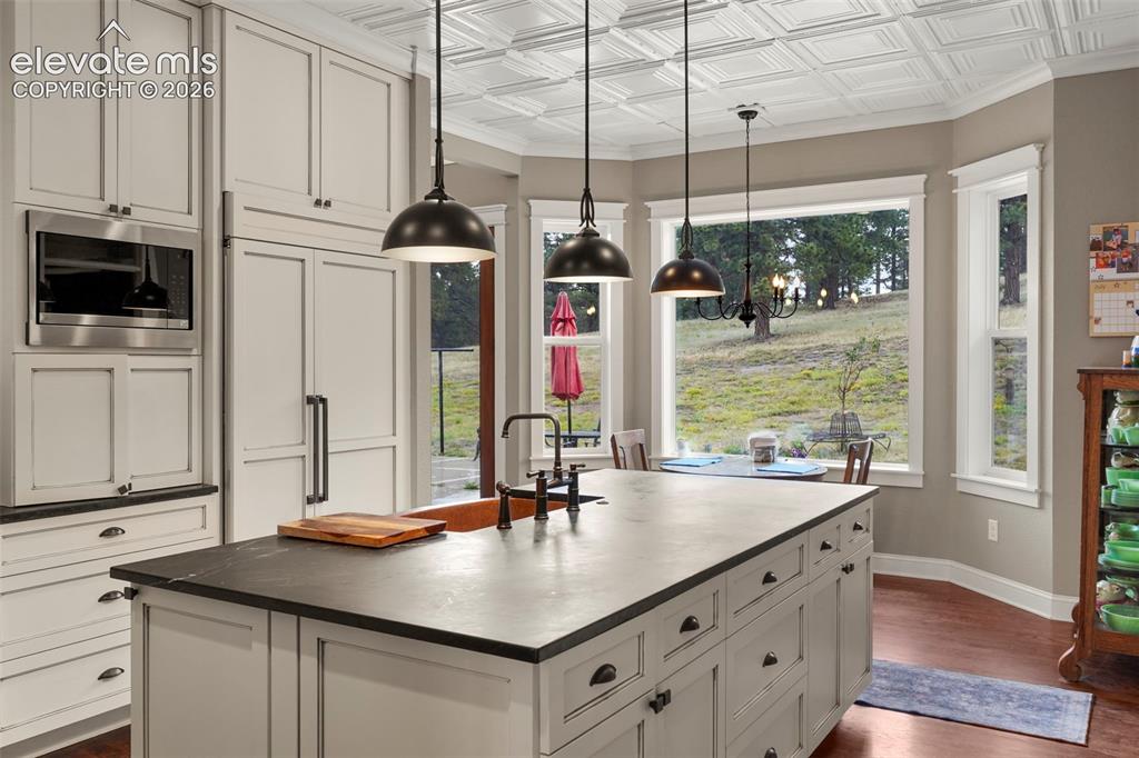 Image 13 of 45: Kitchen