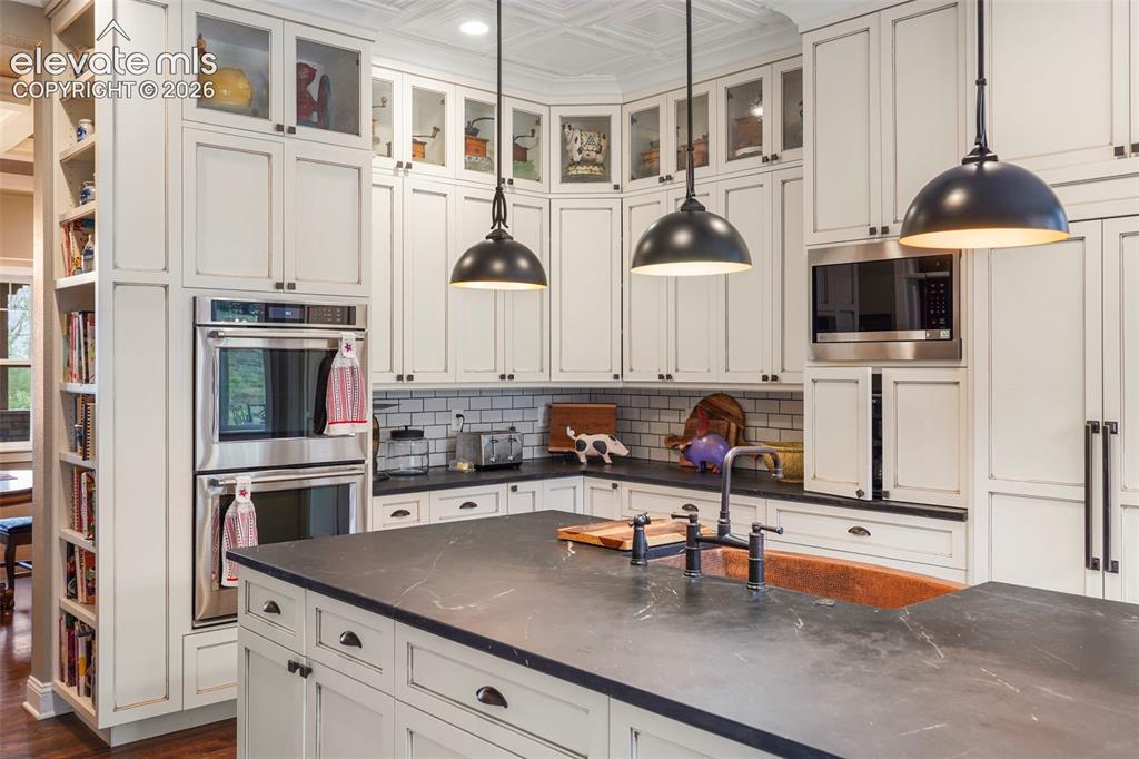 Image 14 of 45: Kitchen