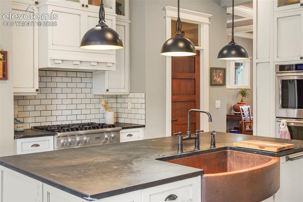 Image 15 of 45: Kitchen