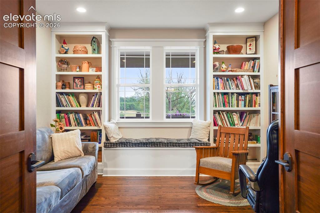 Image 16 of 45: Sitting Room