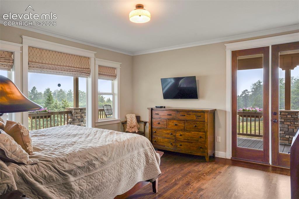 Image 18 of 45: Bedroom
