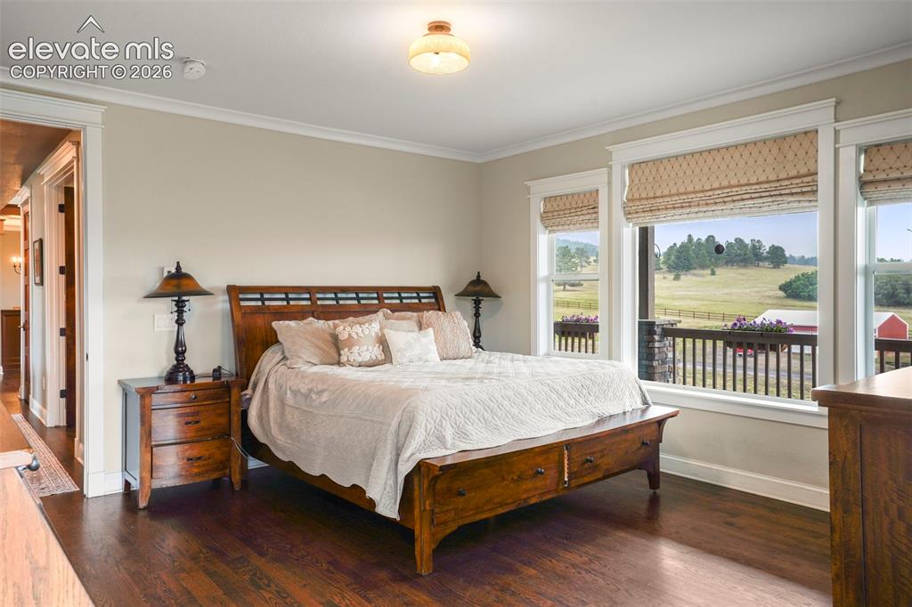 Image 19 of 45: Bedroom