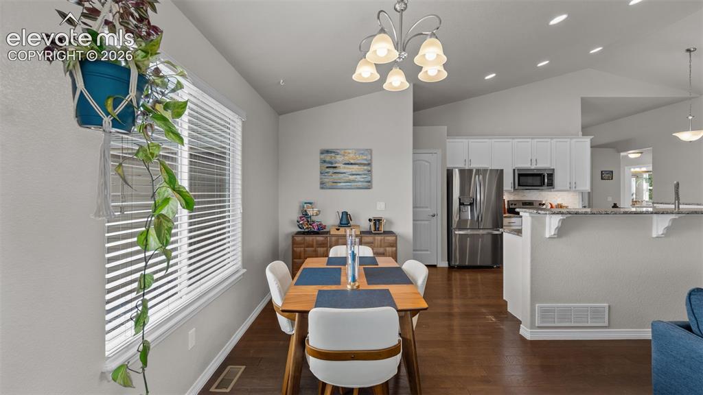 Image 17 of 45: Dining Area