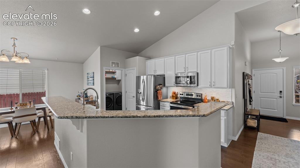 Image 19 of 45: Kitchen