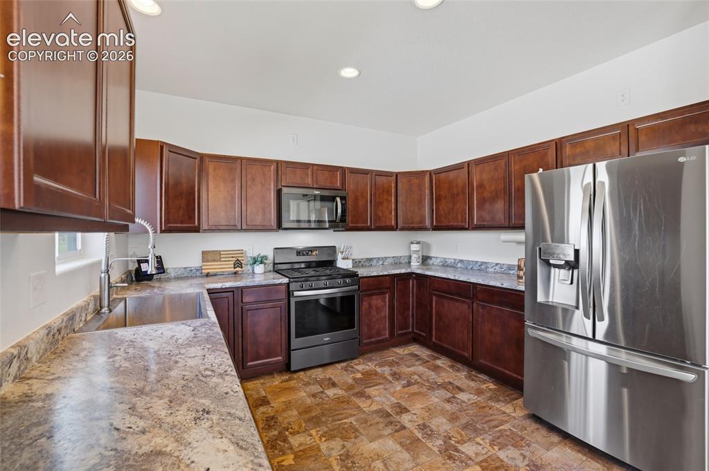 Image 18 of 50: Kitchen