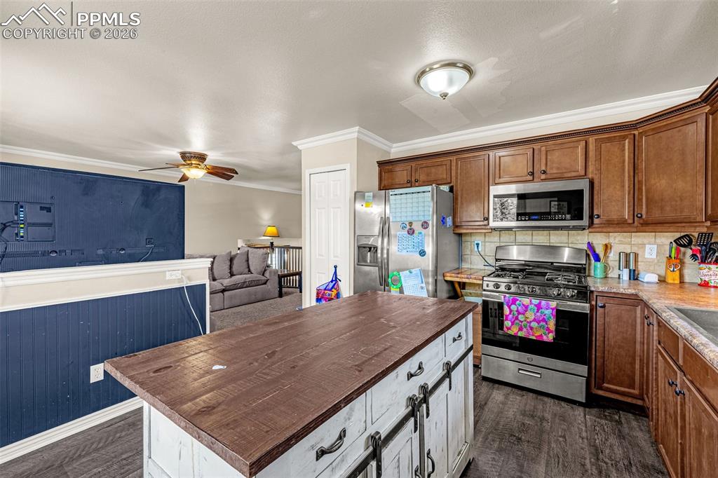 Image 10 of 38: Kitchen