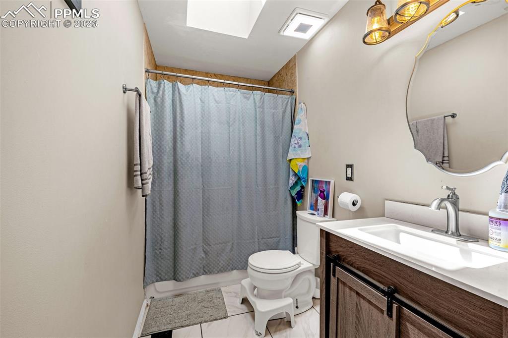 Image 14 of 38: Bathroom