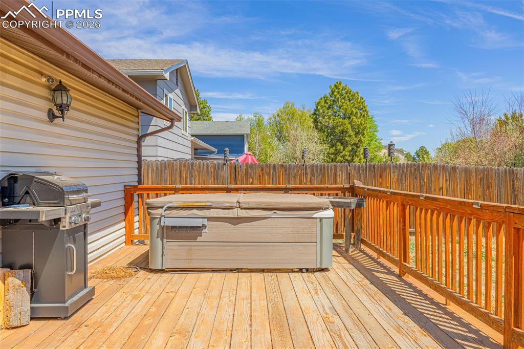 Image 25 of 38: Deck