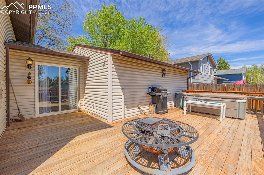 Image 26 of 38: Deck