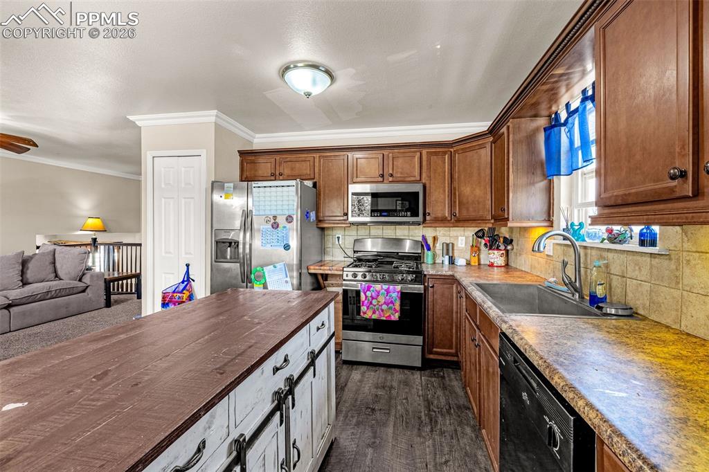 Image 9 of 38: Kitchen