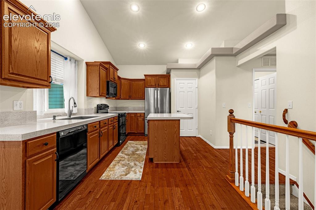 Image 10 of 50: Kitchen