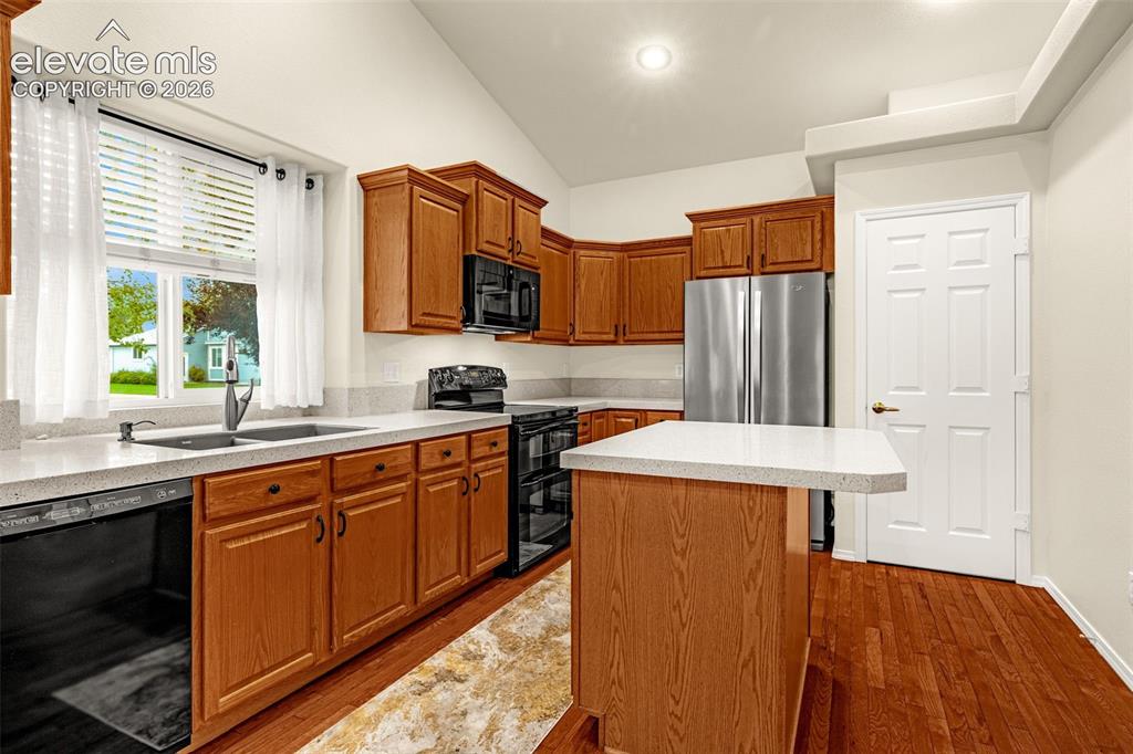Image 11 of 50: Kitchen