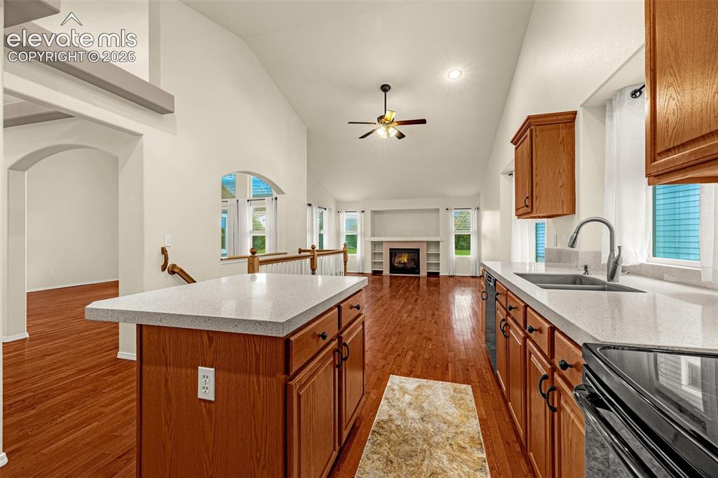 Image 12 of 50: Kitchen