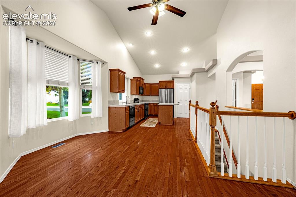 Image 9 of 50: Breakfast Area