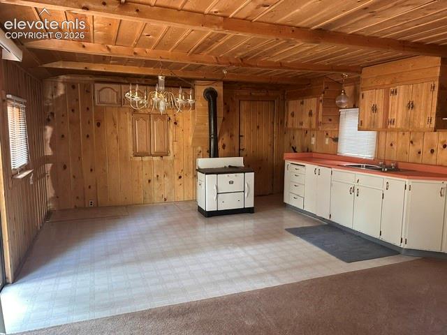 Image 10 of 21: Kitchen