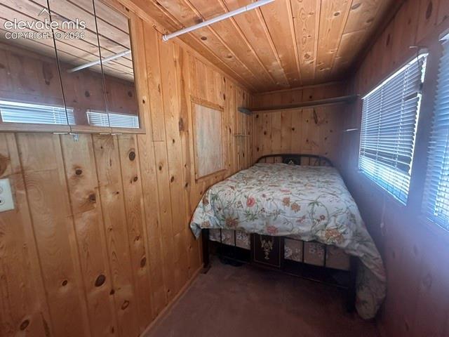Image 13 of 21: Bedroom
