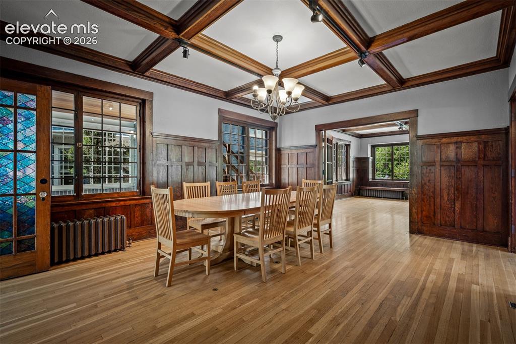 Image 10 of 50: Dining Area