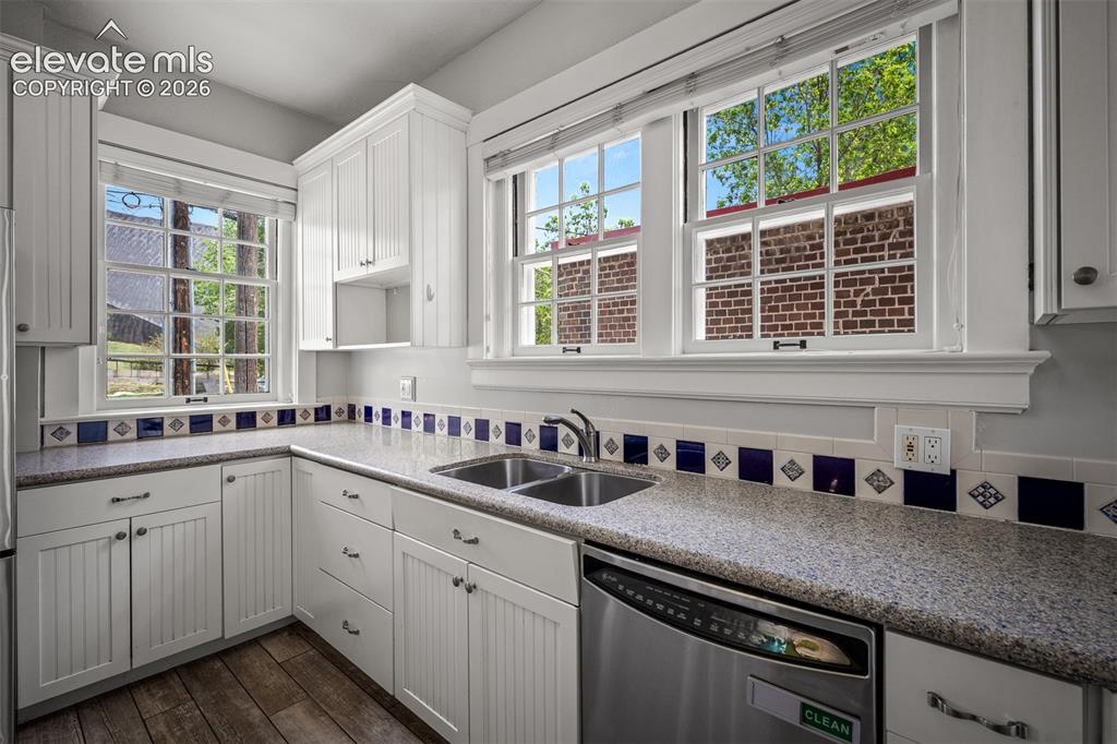 Image 12 of 50: Kitchen
