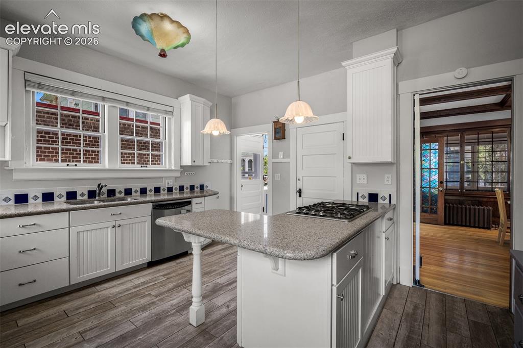 Image 14 of 50: Kitchen
