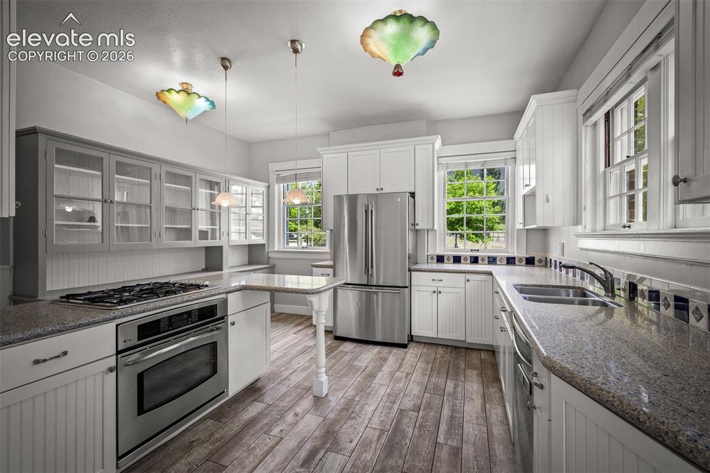 Image 16 of 50: Kitchen