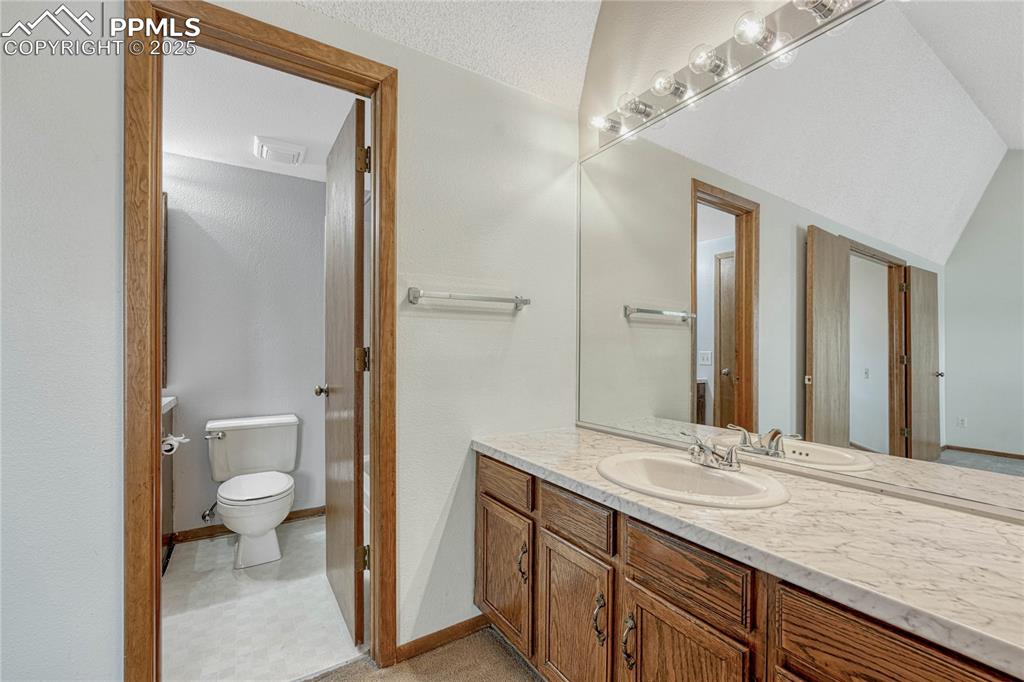 Image 19 of 28: Adjoining full bath.