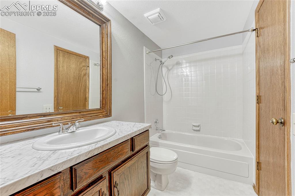 Image 20 of 28: Upstairs full bath.