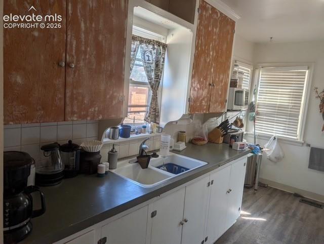 Image 8 of 14: Kitchen