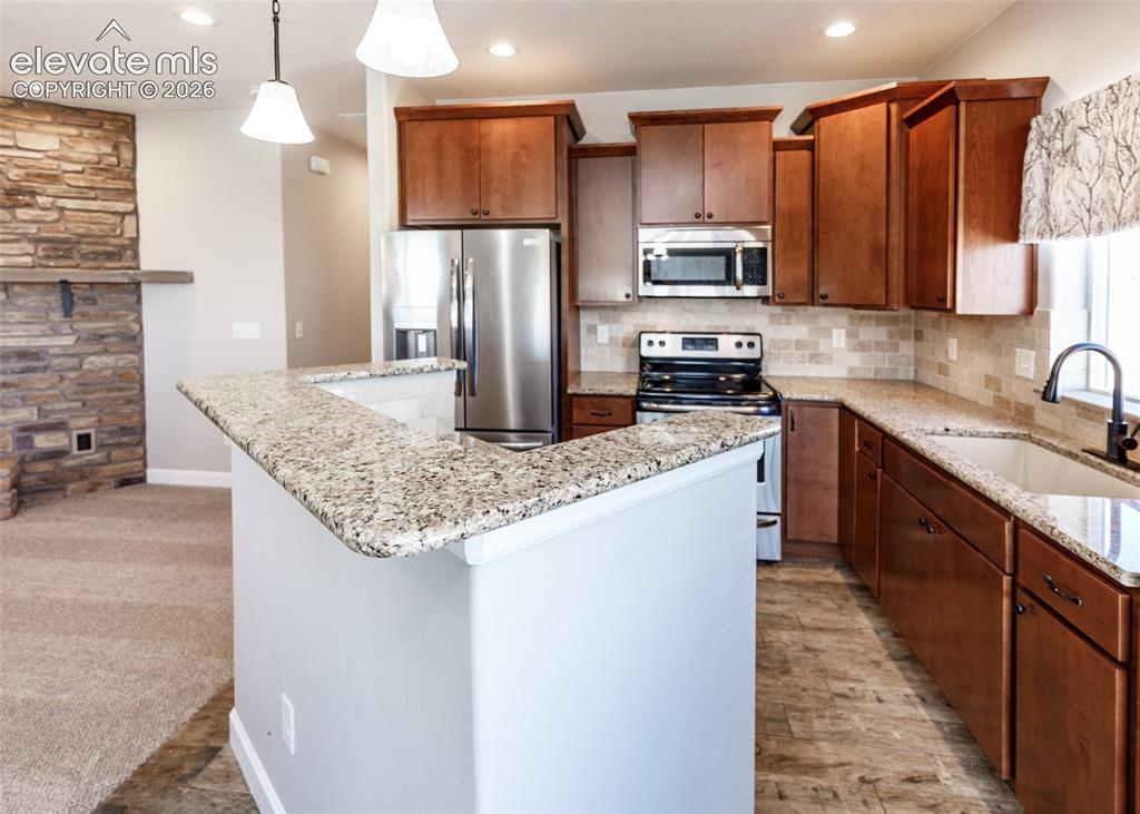 Image 8 of 27: Great kitchen with stainless appliances and granite countertops.