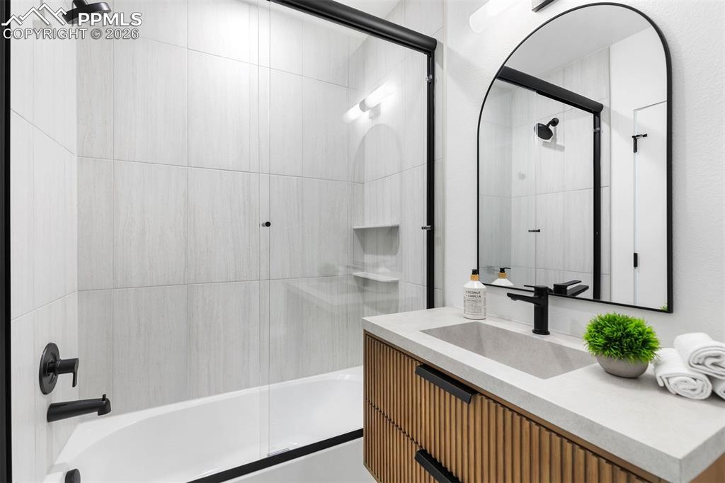 Image 11 of 40: Bathroom