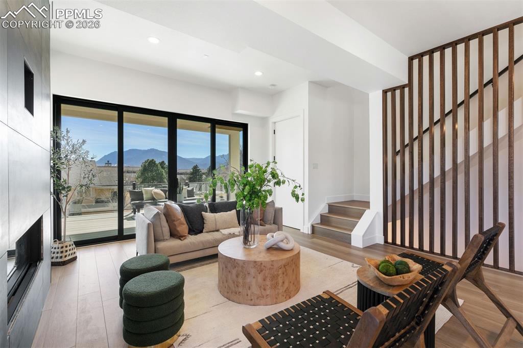 Image 14 of 40: Living Room