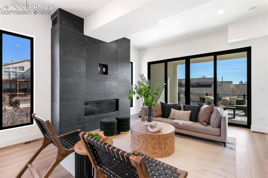 Image 15 of 40: Living Room