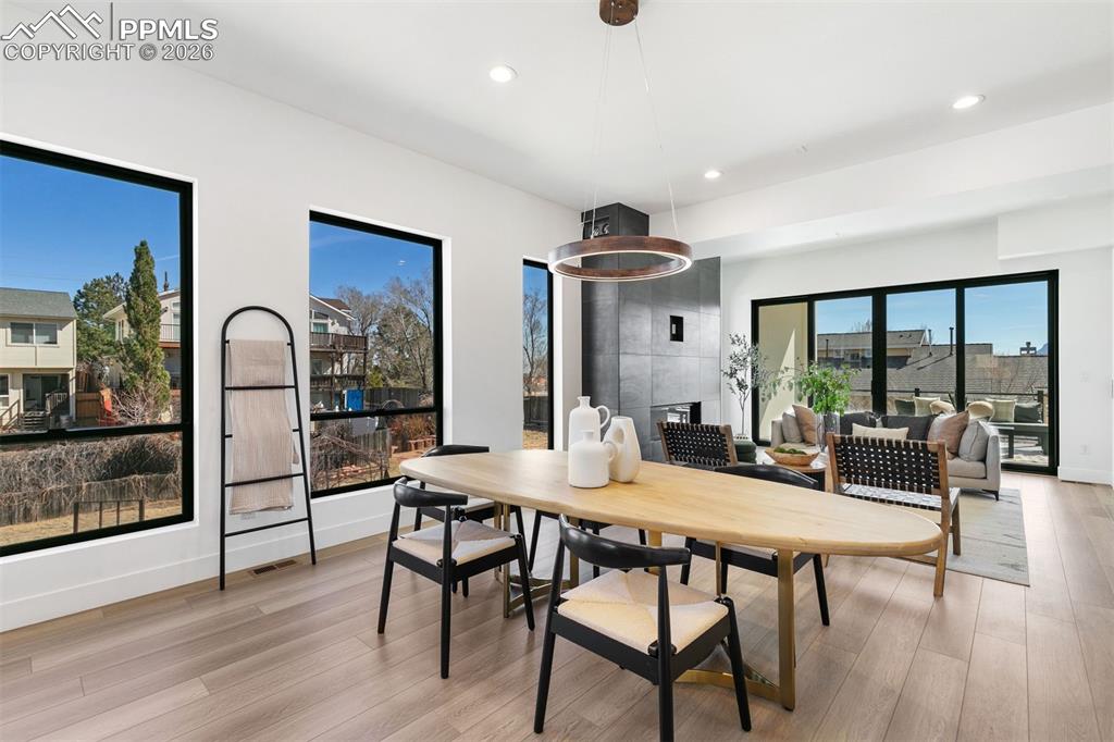 Image 17 of 40: Dining Area