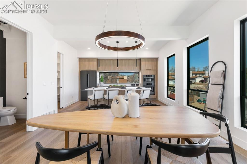 Image 18 of 40: Dining Area