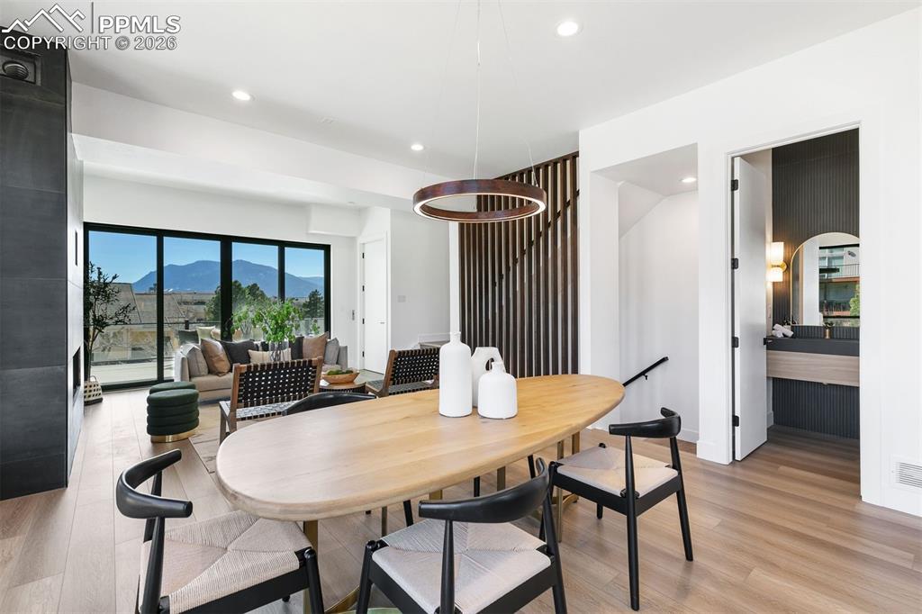 Image 19 of 40: Dining Area