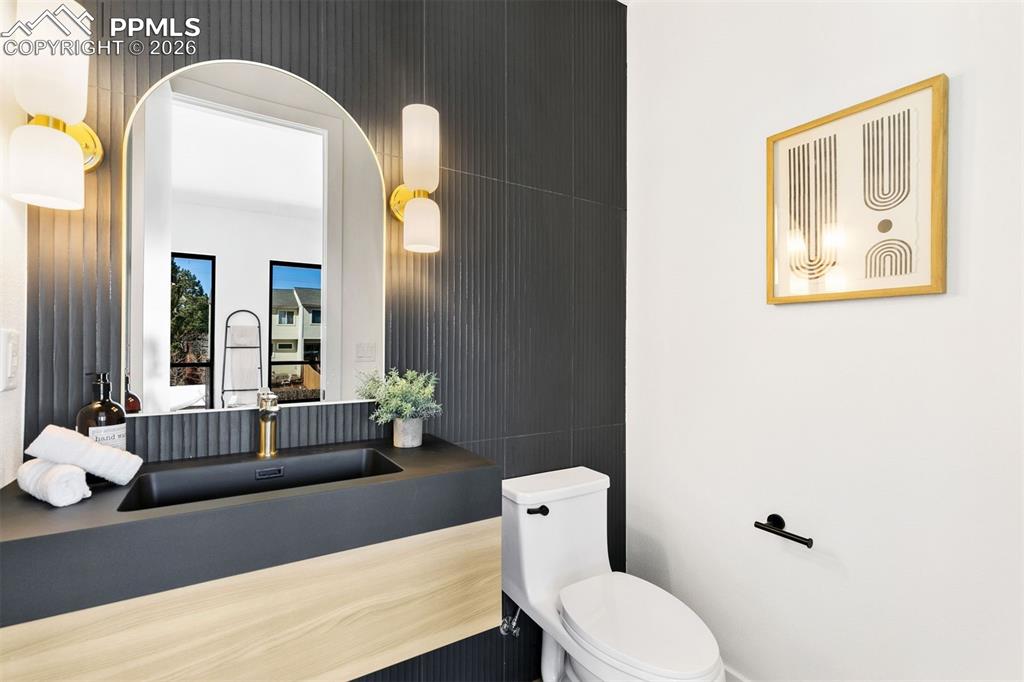 Image 20 of 40: Bathroom