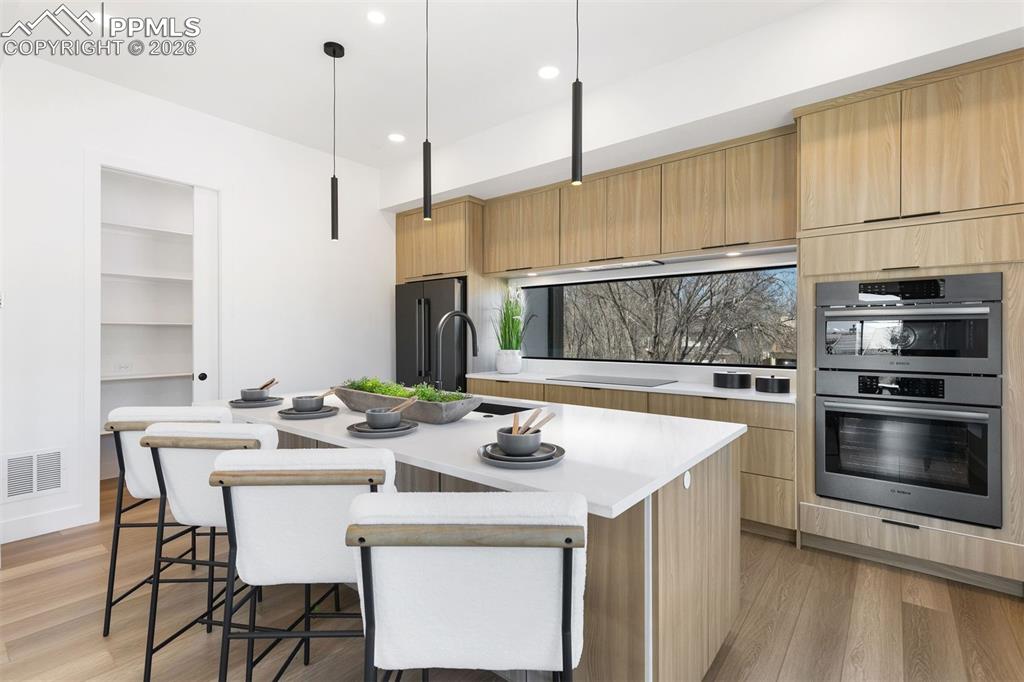 Image 22 of 40: Kitchen