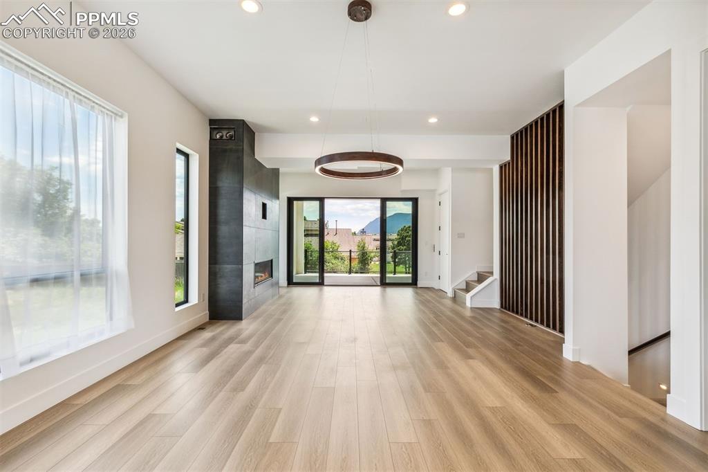 Image 23 of 40: Living Room