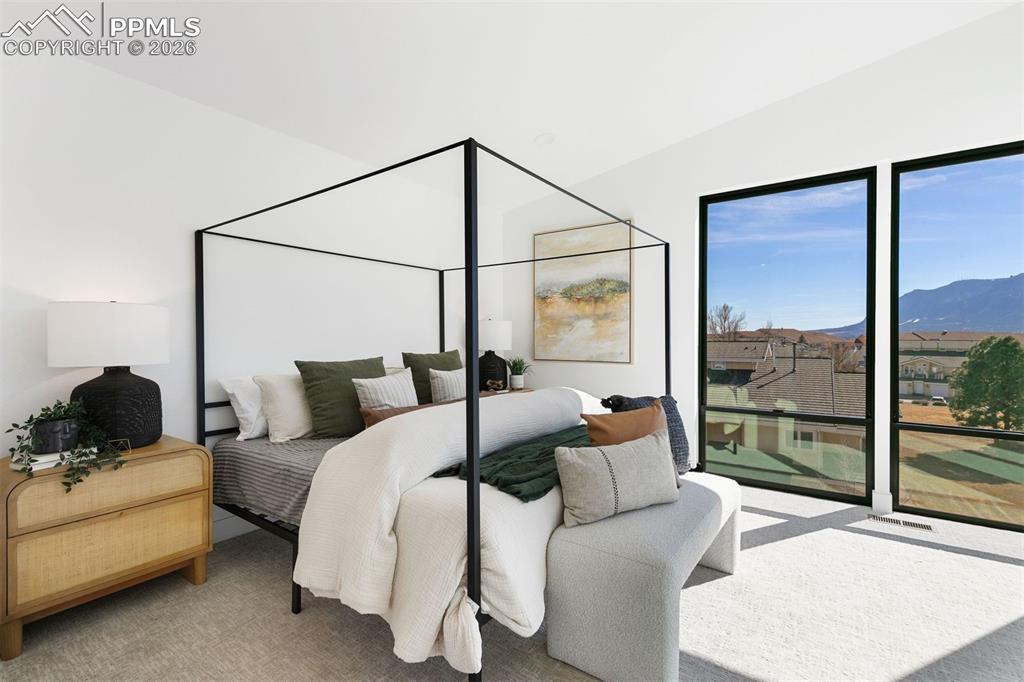 Image 25 of 40: Bedroom