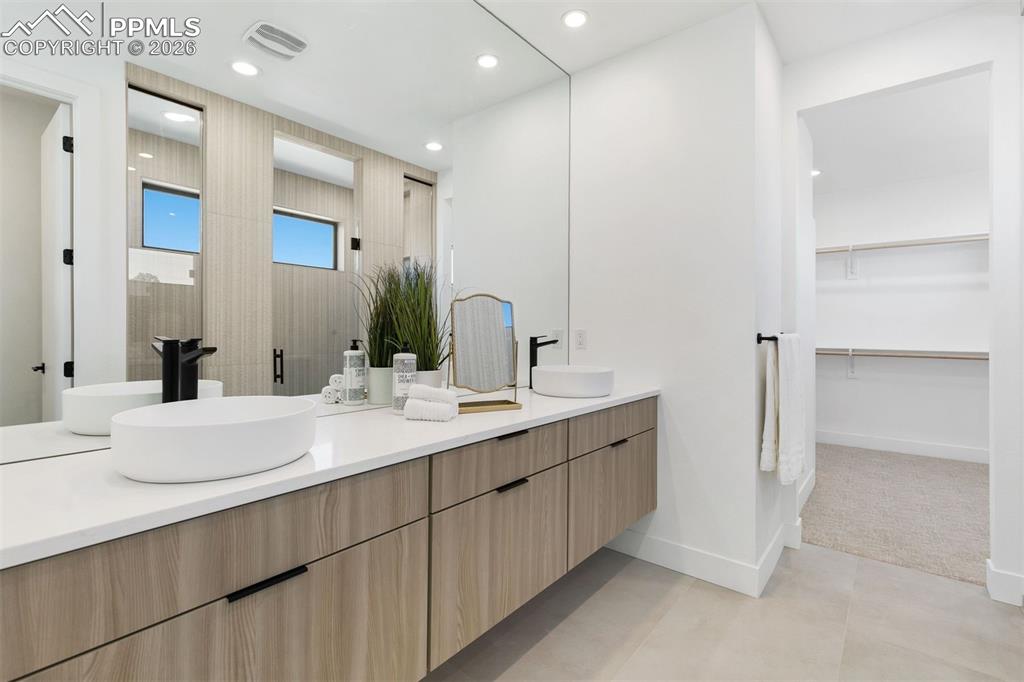 Image 30 of 40: Bathroom