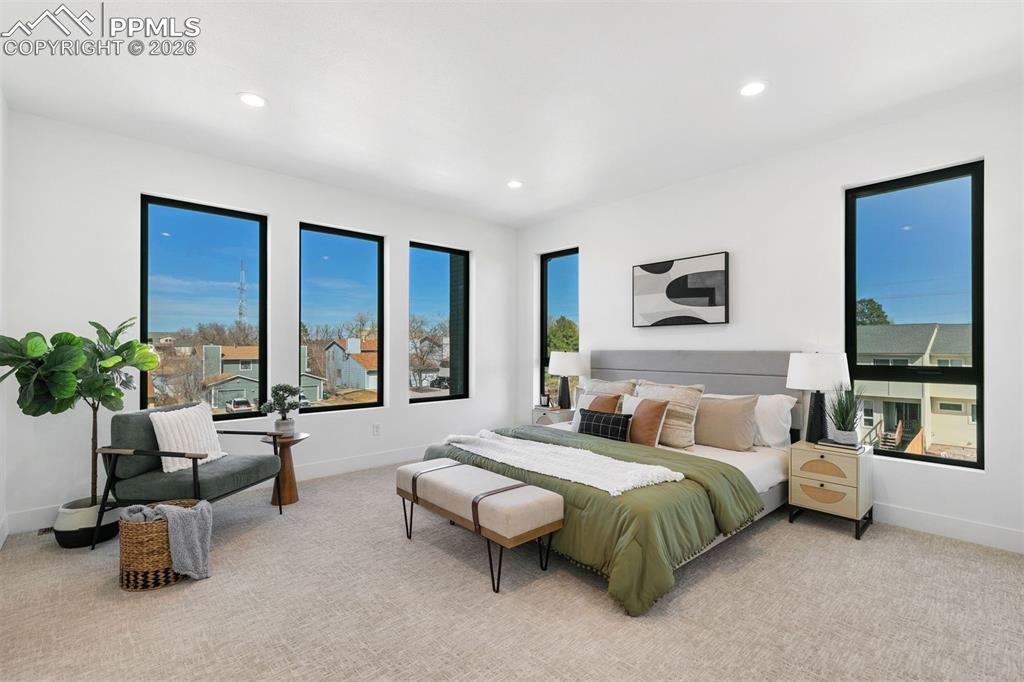 Image 32 of 40: Bedroom