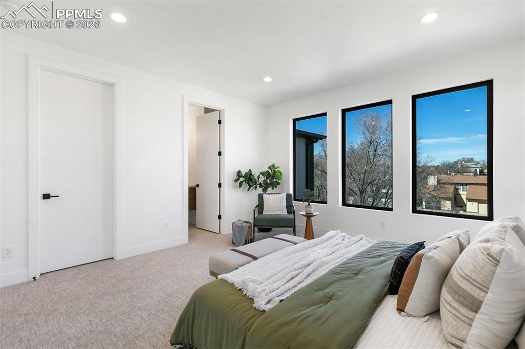 Image 33 of 40: Bedroom