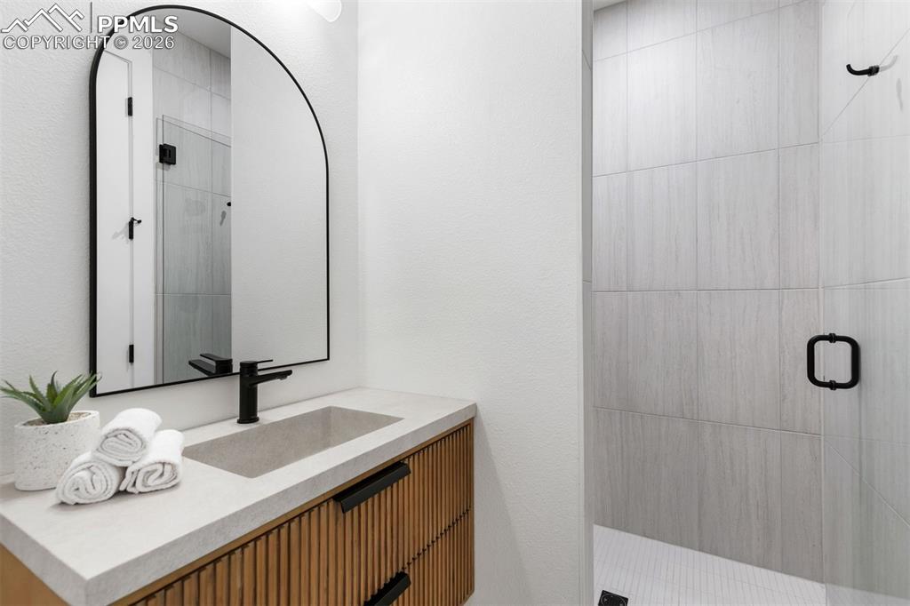 Image 34 of 40: Bathroom