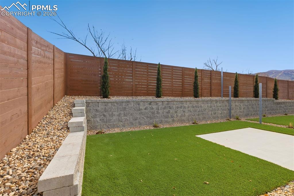 Image 37 of 40: Yard