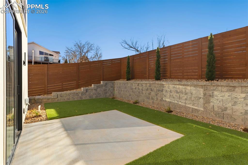 Image 38 of 40: Yard