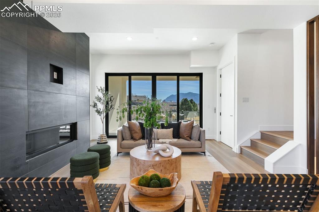 Image 5 of 40: Living Room