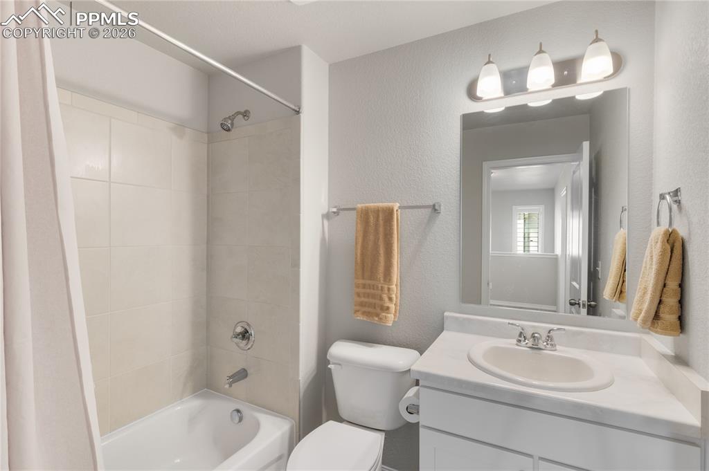 Image 29 of 39: Bathroom